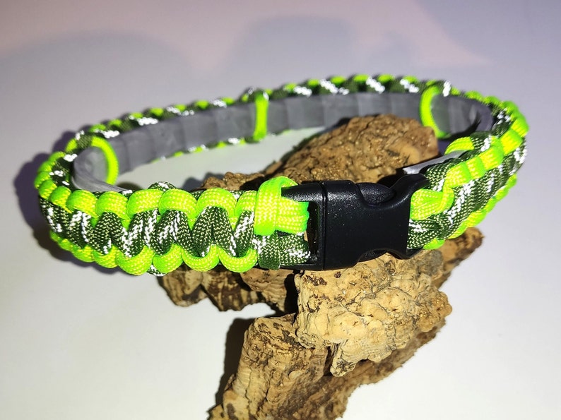 Handgefertigtes Zeckenband-Cover für Hunde: Maßgeschneidertes Paracord-Halsband mit individueller Farbauswahl und sicherem Klickverschluss Bild 1