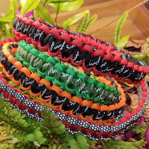 Handgefertigtes Zeckenband-Cover für Hunde: Maßgeschneidertes Paracord-Halsband mit individueller Farbauswahl und sicherem Klickverschluss Bild 6