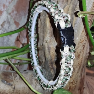 Handgefertigtes Zeckenband-Cover für Hunde: Maßgeschneidertes Paracord-Halsband mit individueller Farbauswahl und sicherem Klickverschluss Bild 7