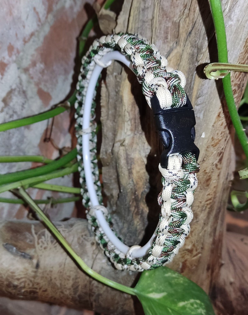 Handgefertigtes Zeckenband-Cover für Hunde: Maßgeschneidertes Paracord-Halsband mit individueller Farbauswahl und sicherem Klickverschluss Bild 7