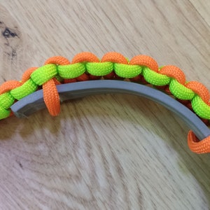 Handgefertigtes Zeckenband-Cover für Hunde: Maßgeschneidertes Paracord-Halsband mit individueller Farbauswahl und sicherem Klickverschluss Bild 8