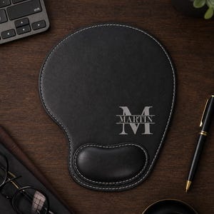 Personlig musmatta i konstläder med handledsstöd, monogram, kontorsgåva