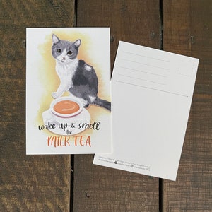 Réveillez-vous et sentez le thé au lait avec chat Carte postale aquarelle image 1