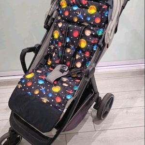 汎用ベビーカーライナー – ソフトパッドとハーネス開口部付き、またはユニバーサルフィット