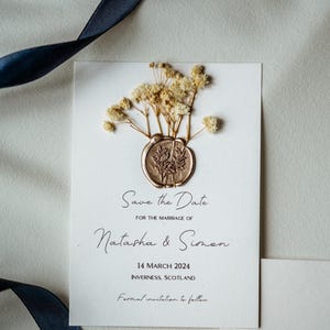 Tarjeta rústica de lujo para guardar la fecha de boda con sello de lacre, gypsophila y sobre. Boda botánica rústica, tamaño A6. Personalizada: The Caledonia Suite.