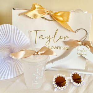 Blumenmädchen - Geschenkset | Kalttasse, Bügel, Sonnenbrille, Fächer, Geschenktüte | Weiß & Gold | Vorschlag | Hochzeit