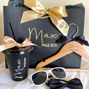 Gepersonaliseerde Page Boy-cadeauset | Cold Cup, hanger, zonnebril, vlinderdas, cadeauzakje | Zwart en goud | Voorstel | Bruiloft
