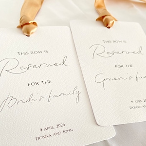 Plaques/étiquettes de réservation de rangée de mariage | Carte blanche martelée avec ruban de satin | Personnalisé | Cérémonie de mariage