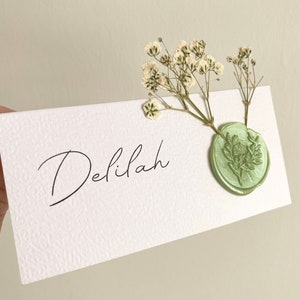 Cartões de lugar de casamento branco e verde-sálvia | Selo de cera Gypsophila e verde-sálvia | Fonte de script | Configuração de mesa | Cartão de lugar com dobra de tenda