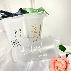 Tazza fredda personalizzata per festa nuziale / Tazza fredda senza BPA da 24 once con coperchio e cannuccia / Trasparente satinato / Regalo / Addio al nubilato / Addio al celibato / Fiocco di nastro di raso