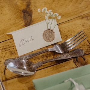 Hochzeit Tischkarten | cremefarbene Öko Fleck Karte mit Schleierkraut und champagner-goldenem Wachssiegel | Schreibschrift | Personalisiert | Rustikal | Tischdekoration