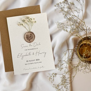 Die Caledonia-Reihe | Save the Date Hochzeitskarten | Cremefarbene Eco Fleck Karte mit Schleierkraut & goldenem Wachssiegel | Personalisiert | mit Umschlag
