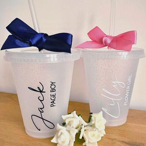 Blumenmädchen / Pagenjunge personalisierte kalte Tasse | Hochzeit Brautparty Geschenk | Kinder | 16 Unzen BPA frei | Klar Glitter Frosted | Schleife aus Satinband