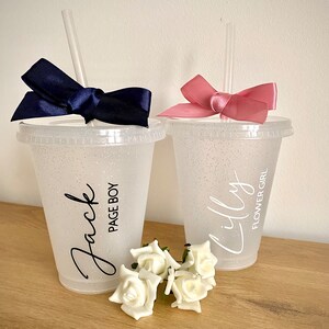 Blumenmädchen / Pagenjunge personalisierte kalte Tasse | Hochzeit Brautparty Geschenk | Kinder | 16 Unzen BPA frei | Klar Glitter Frosted | Schleife aus Satinband