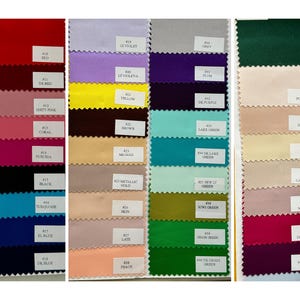 K&ouml;nnte beinhalten: Eine Sammlung von Stoffmustern in verschiedenen Farben, darunter Rot, Rosa, Blau, Gr&uuml;n und Lila. Jedes Muster ist mit einem Farbnamen und einer Nummer versehen. Die Muster sind in Reihen und Spalten angeordnet und zeigen eine gro&szlig;e Auswahl an Farbt&ouml;nen.