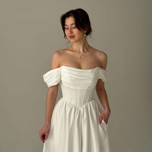 妖精のウェディングドレス、バスクウエストのウェディングドレス、控えめなミディ丈のウェディングドレス、シンプルなコルセットのウェディングドレス、ティーレングスのファンタジーウェディングドレス