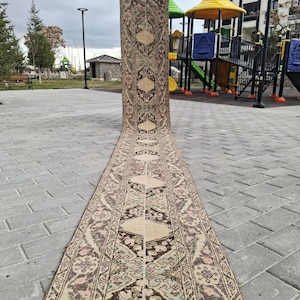 Pode incluir: Um conjunto de três canecas de cerâmica com acabamento fosco e salpicado. As canecas são em tons de creme, cinza claro e cinza escuro. Cada caneca tem um design simples e minimalista.