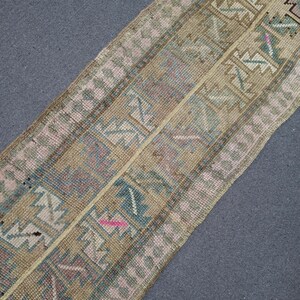Alfombra pequeña turca vintage de patchwork de 2x4: Alfombra de lana tejida a mano en tonos neutros, 1,5x3,8 pies.
