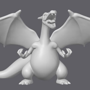 Könnte beinhalten: Ein weißes 3D-gedrucktes Modell eines Drachen mit ausgebreiteten Flügeln, einem Feuerschwanz und offenem Maul.