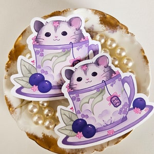 Lindo hámster en una taza de té con flores y calcomanía de vinilo de arándanos / Mascota de diario Cottagecore para planificadores portátiles, botellas de agua