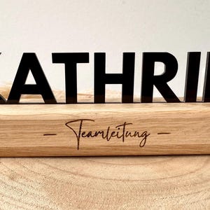 Personalisierter Namensaufsteller aus Eiche & Acryl – Holz Tischdeko mit Gravur | Geschenk für Kollegen und Chef / Büro / Schreibtisch