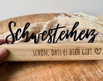 Personalisiertes Geschenk für die Schwester – Holzaufsteller aus Eiche mit Acryl-Schriftzug „Schwesterherz“ | Gravur, Geschenkidee, Familie