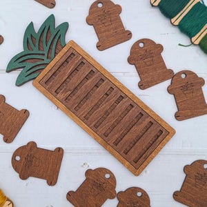 Wooden thread organizer, Thread Sorter, Floss organizer, Embroidery thread holder. Cactus.