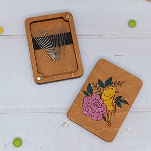 Handgeschilderde houten naaldenetui, magnetische naaldenetui, houten naaldopberger, naaispeldencompartiment, speldenkussenvogel