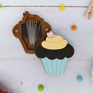 Porta-aghi in legno, Porta-aghi magnetico, Porta-aghi in legno, Scomparto per spilli da cucito, Cupcake al cioccolato con puntaspilli