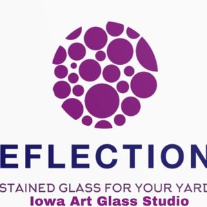 Puede incluir: Un logotipo morado con un c&iacute;rculo de c&iacute;rculos superpuestos en el centro. El texto "REFLECTIONS" est&aacute; debajo del c&iacute;rculo en una fuente azul oscura. Debajo del texto est&aacute; "STAINED GLASS FOR YOUR YARD" en una fuente m&aacute;s peque&ntilde;a. El texto "Iowa Art Glass Studio" est&aacute; debajo de eso en una fuente m&aacute;s peque&ntilde;a.