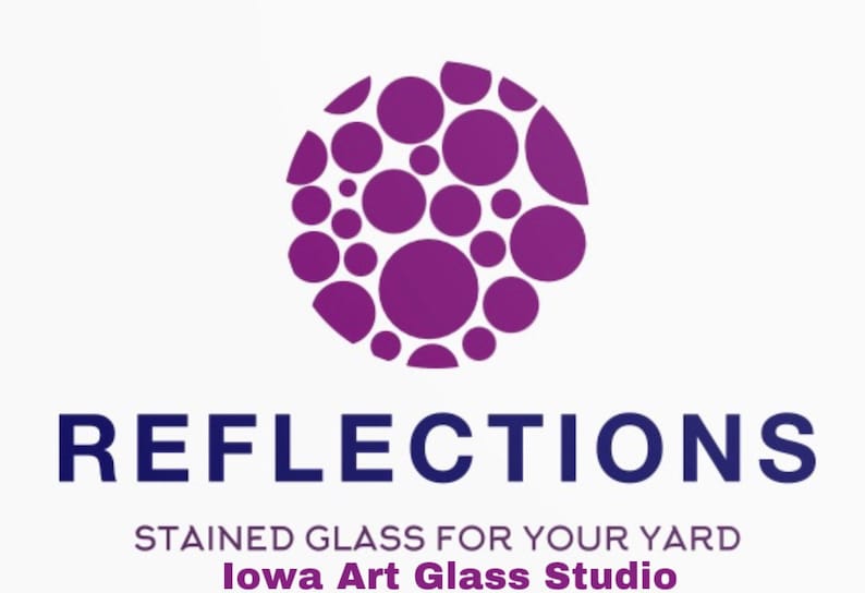 Puede incluir: Un logotipo morado con un c&iacute;rculo de c&iacute;rculos superpuestos en el centro. El texto "REFLECTIONS" est&aacute; debajo del c&iacute;rculo en una fuente azul oscura. Debajo del texto est&aacute; "STAINED GLASS FOR YOUR YARD" en una fuente m&aacute;s peque&ntilde;a. El texto "Iowa Art Glass Studio" est&aacute; debajo de eso en una fuente m&aacute;s peque&ntilde;a.