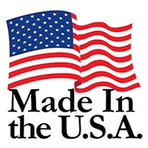 Puede incluir: Una bandera americana roja, blanca y azul ondeando al viento con el texto "Made in the U.S.A."