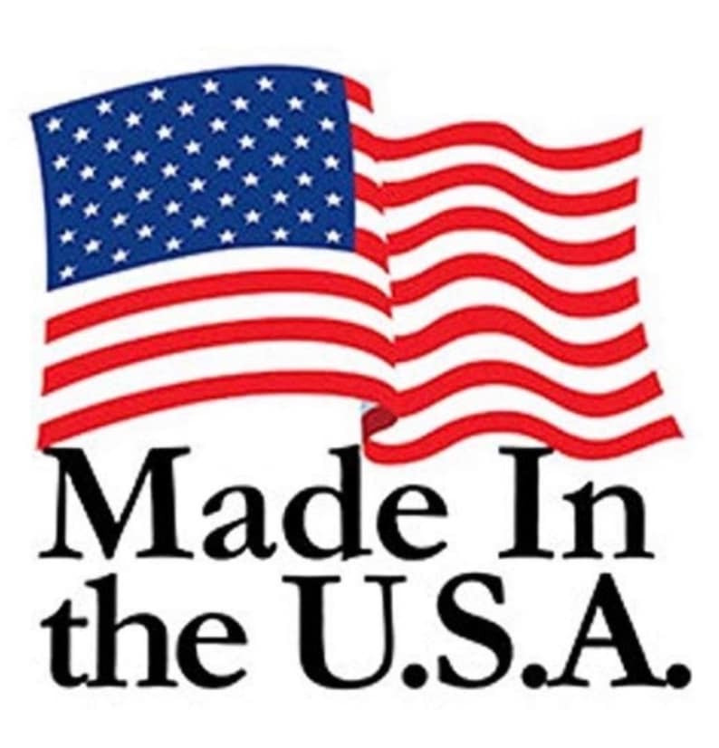 Puede incluir: Una bandera americana roja, blanca y azul ondeando al viento con el texto "Made in the U.S.A."