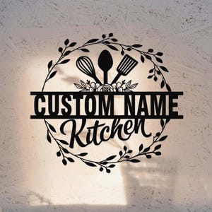カスタムキッチンサイン、キッチンメタルウォールアート、パーソナライズされたキッチンネームサイン、ママのキッチンウォールデコレーション、料理ギフト、ファームハウスキッチンサイン
