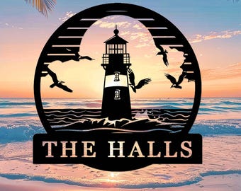 Può includere: Silhouette nera in metallo di un faro con uccelli che volano intorno, sullo sfondo di un tramonto sull'oceano. Il testo "THE HALLS" è sotto il faro.