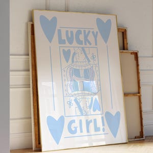 Stampa ragazza fortunata costiera, arte murale alla moda blu, poster retrò con carte da gioco, poster preppy, stampabile, stampe digitali, stampa per dormitorio