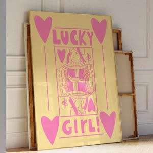 Stampa Lucky Girl rosa e giallo burro, poster da parete alla moda con carte da gioco retrò, arte preppy stampabile, stampa digitale per dormitorio con asso di cuori