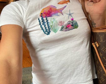 Camiseta de bebé Y2k de verano con mar colorido, camiseta Y2k, camiseta de bebé moderna, camiseta de bebé con pez animal, camiseta de bebé de verano oceánico, camiseta de bebé estética de los años 90, camiseta Oceancore