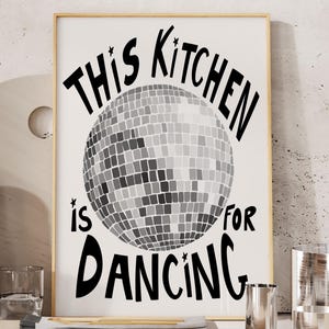 Decoración de bola de discoteca Esta cocina es para bailar Impresión Arte de bola de discoteca Impresiones de moda para apartamento Genz Impresiones de discoteca para cocina Regalo para maximalistas