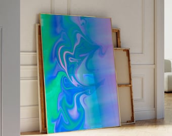 Könnte beinhalten: Ein großes abstraktes Gemälde mit wirbelnden blauen, grünen und violetten Farben. Das Gemälde ist in Gold gerahmt und lehnt an einer weißen Wand.