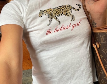 Das glücklichste Mädchen Y2k Baby T-Shirt Y2k Shirt Trendy Baby T-Shirt Lustig Baby T-Shirt Kokette Baby T-Shirt 90er Jahre Baby T-Shirt Leopard-Shirt Ästhetisches Baby T-shirt Niedliches T-Shirt