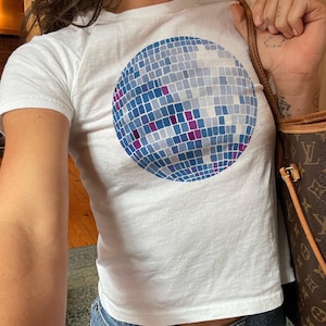 Disco Ball 2000&#39;s Baby Tee Cocktails t-shirt Trendy Coquette Shirt Y2K Baby Tee Mirrorball Baby Tee Disco Ball Crop Top Y2K Aesthetic Shirt