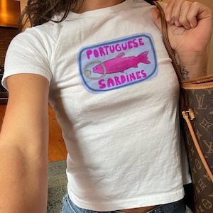 Camiseta de bebé con sardinas pintadas Y2K, camiseta Y2K, camiseta de bebé moderna, camiseta de bebé con peces animales, camiseta de bebé de verano con mariscos, camiseta de bebé estética de los años 90, camiseta Oceancore