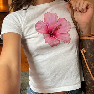 Hibiscus Flower Baby Tee Graphic Baby Tee Hawaii Graphic Baby Tee Flower Baby Tee Tropical Flower Gift Tshirt Trendy Baby Tee Y2k Baby Tee
