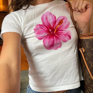 Hibiscus Flower Baby Tee Graphic Baby Tee Hawaii Graphic Baby Tee Flower Baby Tee Tropical Flower Gift Tshirt Trendy Baby Tee Y2k Baby Tee