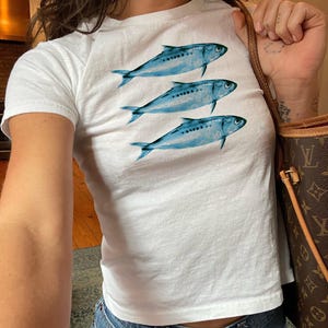 Camiseta de bebé con sardinas azules Y2K, camiseta Y2K, camiseta de bebé moderna, camiseta de bebé con peces y animales, camiseta de bebé de verano con mariscos, camiseta de bebé con estética de los años 90, camiseta Oceancore