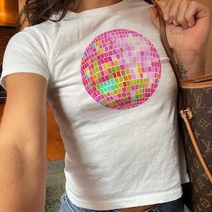 Disco Ball 2000&#39;s Baby Tee Cocktails t-shirt Trendy Coquette Shirt Y2K Baby Tee Mirrorball Baby Tee Disco Ball Crop Top Y2K Aesthetic Shirt