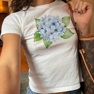 Blauwe hortensia baby-T-shirt grafische baby-T-shirt bloemen grafische print baby-T-shirt bloemen baby-T-shirt bloemencadeau trendy baby-T-shirt Y2k baby-T-shirt cadeau voor haar