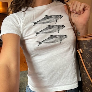 Camiseta de bebé con sardinas grises Y2K, camiseta Y2K, camiseta de bebé moderna, camiseta de bebé con peces y animales, camiseta de bebé de verano con mariscos, camiseta de bebé con estética de los años 90, camiseta Oceancore