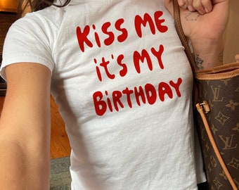 Kiss Me It's My Birthday Camiseta estética de los 90 para bebé, camiseta ajustada para mujer, camiseta de cumpleaños, regalo de cumpleaños para un amigo, camiseta para bebé Y2K, camiseta estilo años 90